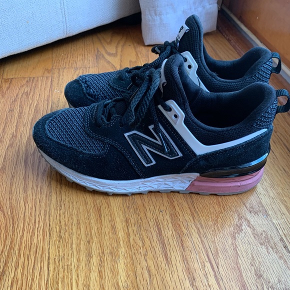 New Balance Women’s size 7 athletic shoes. - Picture 1 of 6